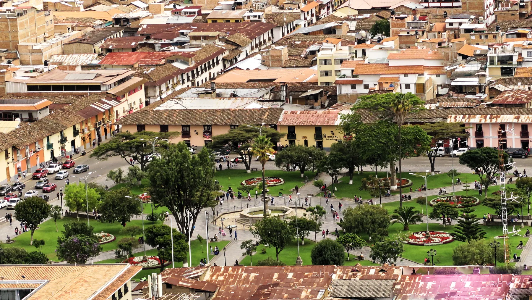 De Plaza de Armas van Cajamarca, gezien vanaf Santa Apolonia, tussen de daken van de stad.